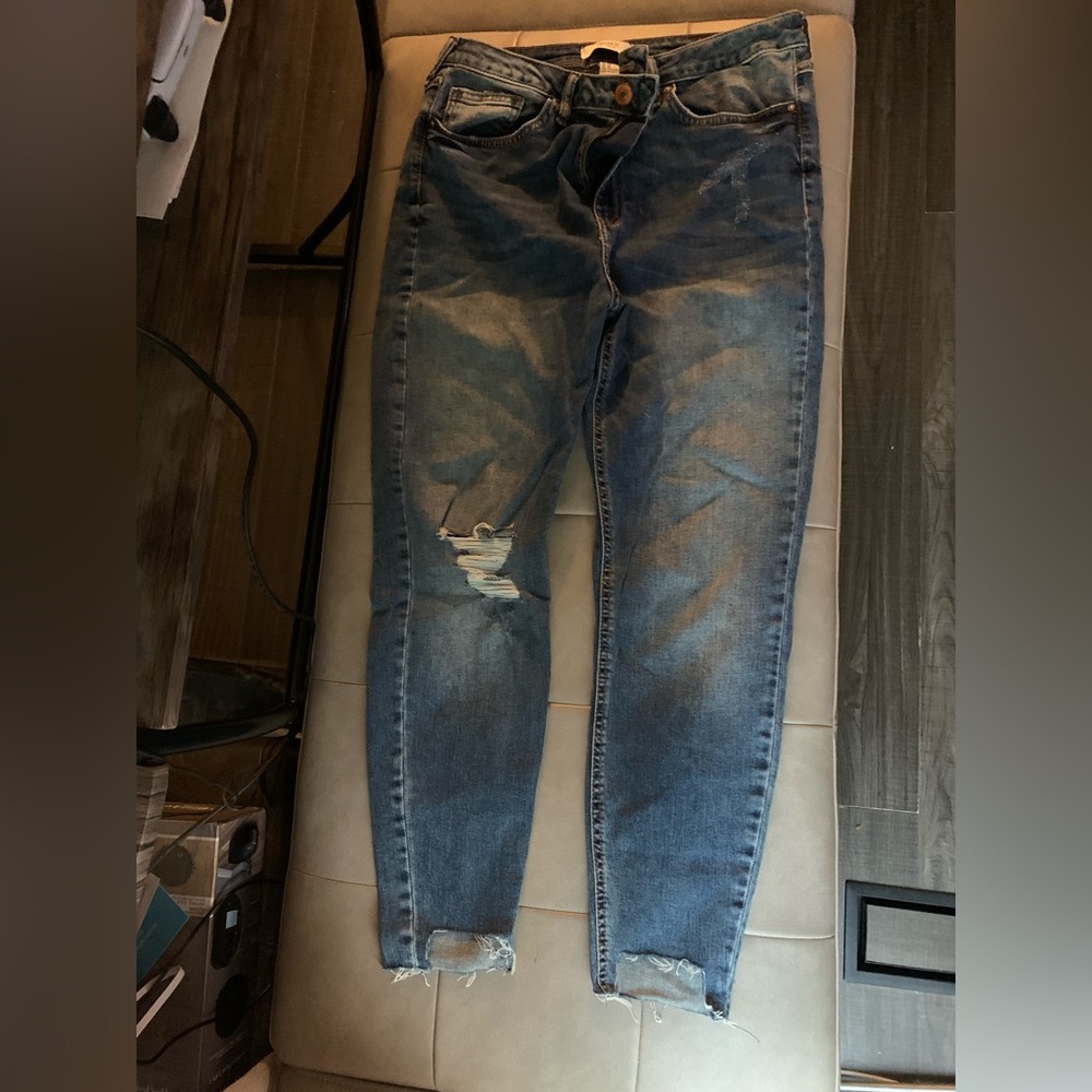 Women’s Forever 21 Size 30 Blue Distressed/Ripped Ankle Skinny Jeans